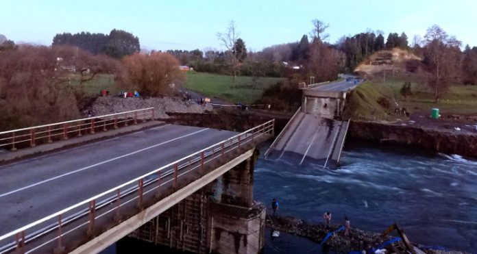 Vista aérea del colapso del Puente Cancura
