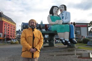 Mario Irarrázabal defiende icónica escultura de Puerto Montt “Sentados Frente al Mar”