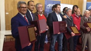 A Jaime Ramos y Nelson Mercado, de Radio SAGO, ARCHI reconoció gran trayectoria radial, en Ancud