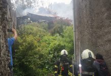 Complejo trabajo de bomberos para combatir incendio de vivienda en un cerro