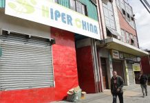 Con un millonario botín huyeron desconocidos que utilizando armas de fuego asaltaron un mall chino en Castro