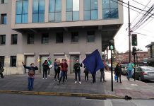 Trabajadores del hospital de Calbuco protestaron en el Servicio de Salud por el cierre de su Jardín Infantil que atiende a niños de sus funcionarios