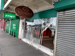 7 detenidos, saqueos al municipio local y comercio, fue el saldo de manifestaciones en Puerto Montt