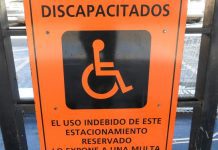 Aumentan multas por uso indebido de estacionamientos de uso exclusivo para personas con discapacidad
