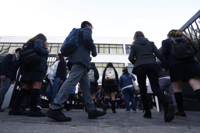Estudiantes regresan a clases en Valparaiso. 05/03/2018