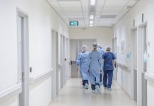 Servicio de Salud Reloncaví canalizará denuncias por actos de discriminación a trabajadores de la salud