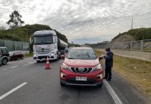 Funcionarios de Sernapesca realizan labores de fiscalización en cordón sanitario de Chiloé