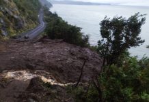 Deslizamiento de tierra se llevó automóvil y garita en Cochamó y mantiene sin tránsito vehicular ruta costera de la zona