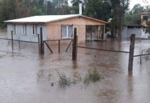 Anegadas se encuentran viviendas en Río Puelo en la comuna de Cochamó tras intensas precipitaciones