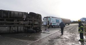 Conductor osornino con lesiones graves al volcar camión cargado con animales en Argentina.