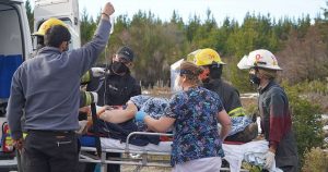 Conductor osornino con lesiones graves al volcar camión cargado con animales en Argentina.