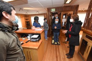 Ministro de Salud llegó a Chiloé trayendo equipamiento para tratamiento por Covid-19