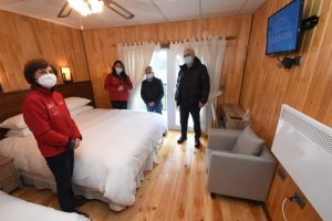 Ministro de Salud llegó a Chiloé trayendo equipamiento para tratamiento por Covid-19