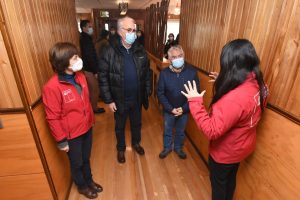 Ministro de Salud llegó a Chiloé trayendo equipamiento para tratamiento por Covid-19