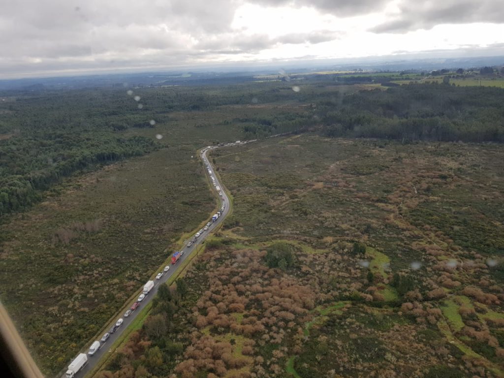 Largas esperas y tacos en el ingreso a Puerto Montt marcan el primer día de cuarentena