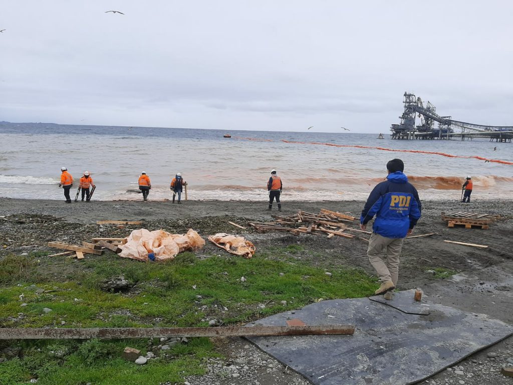 Brigada Investigadora de Delitos Contra el Medio Ambiente indaga hundimiento de muelle en Calbuco