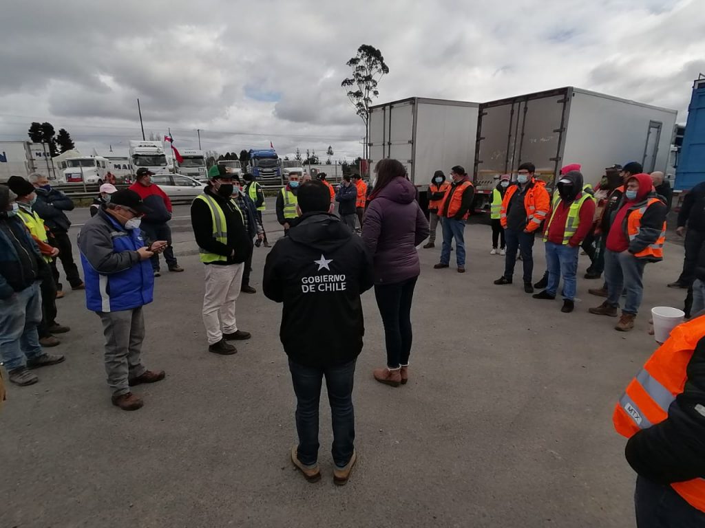 Gobernadora de Llanquihue y camioneros aseguran continuidad de la recolección de basura pese al paro