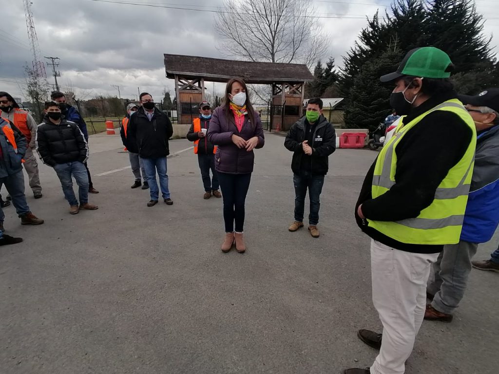 Gobernadora de Llanquihue y camioneros aseguran continuidad de la recolección de basura pese al paro