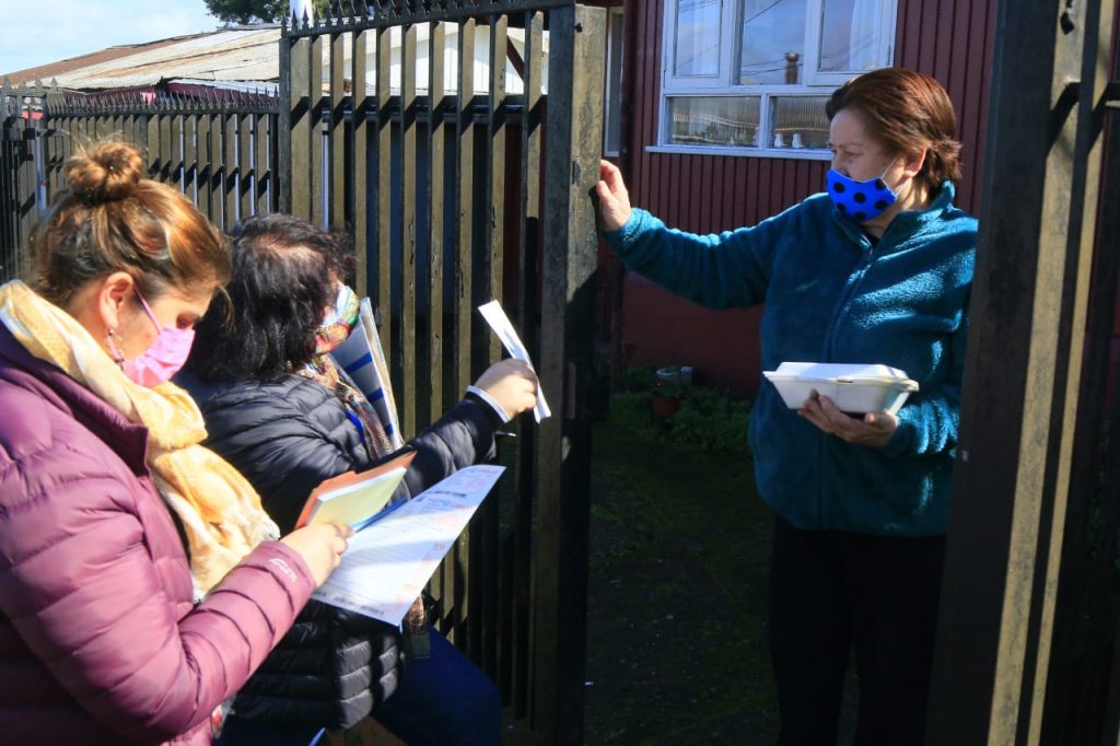 Municipio de Puerto Montt entrega colaciones solidarias a adultos mayores
