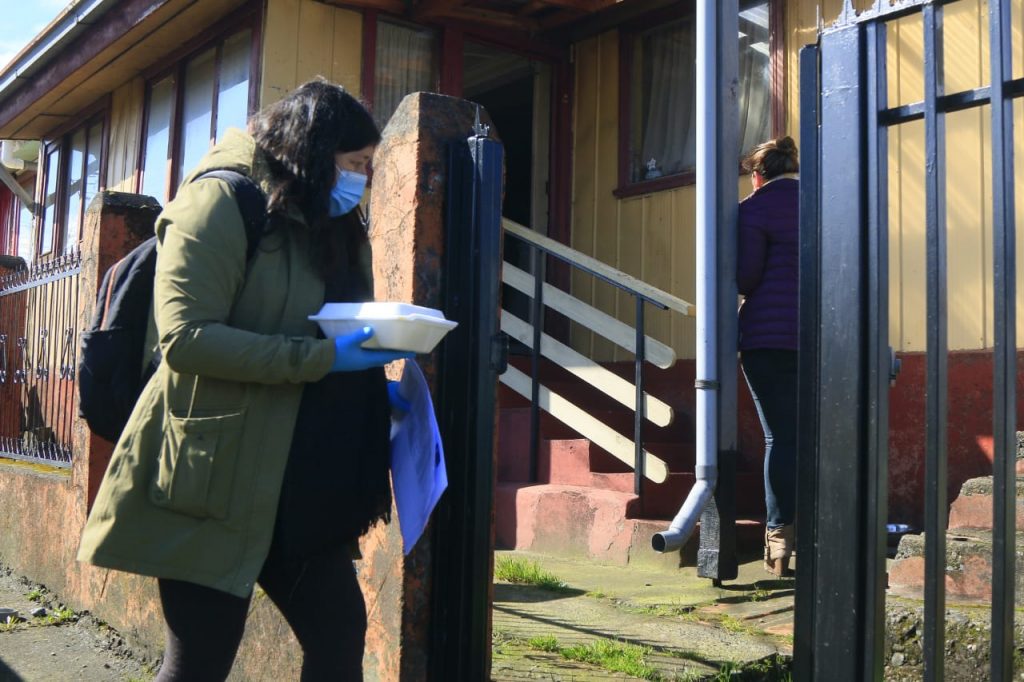 Municipio de Puerto Montt entrega colaciones solidarias a adultos mayores