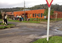 Grupo de personas se toma la Municipalidad de Tirúa