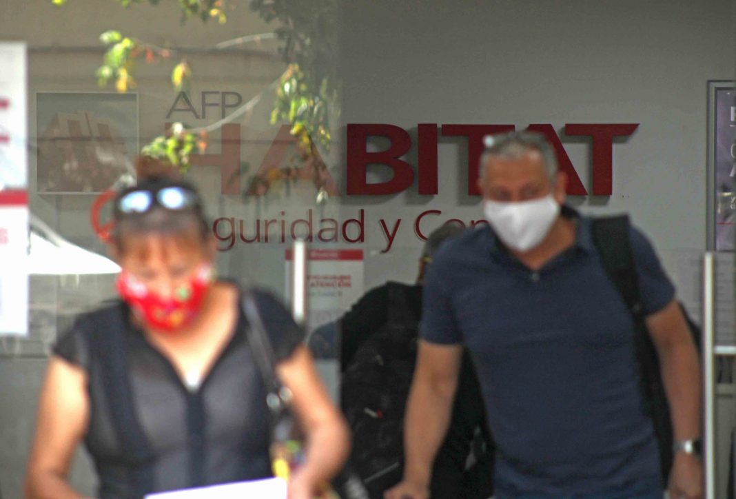 Personas hicieron fila a las afueras de la AFP Habitat.