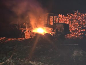 Nuevo atentado incendiario en Los Ríos con quema de maquinaria forestal