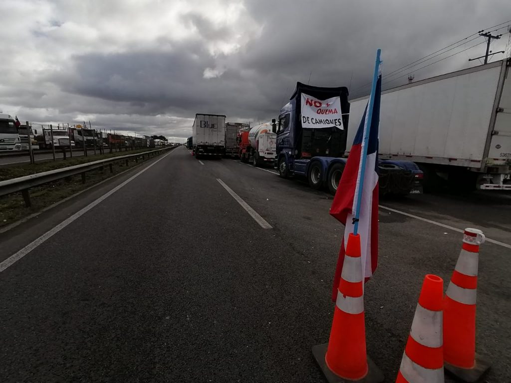 Gobernadora de Llanquihue y camioneros aseguran continuidad de la recolección de basura pese al paro