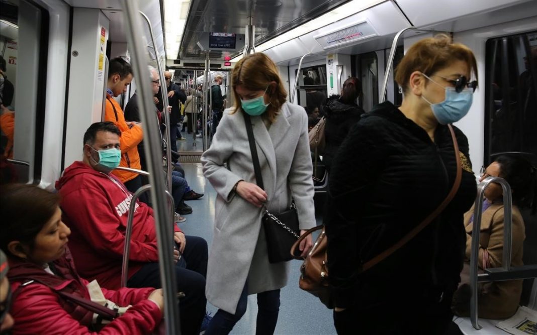pasajeras-con-mascarilla-por-riesgo-coronavirus-metro-barcelona-1584106156357
