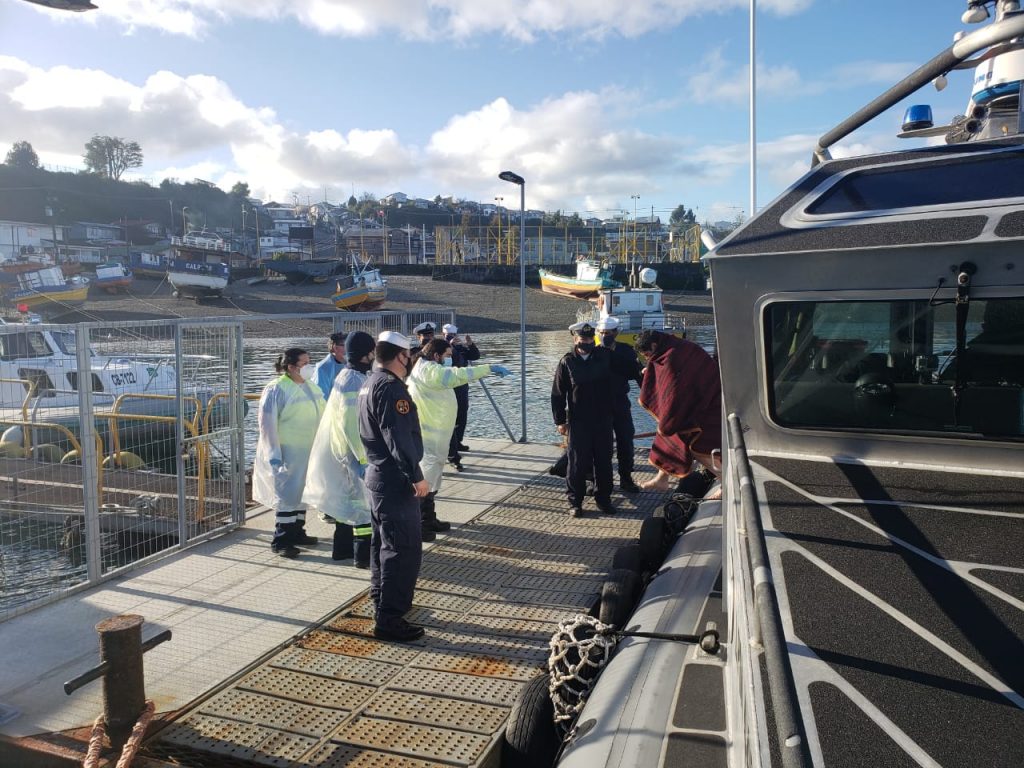 Rescatan a seis tripulantes tras naufragio de embarcación al sur de la isla Chidhuapi