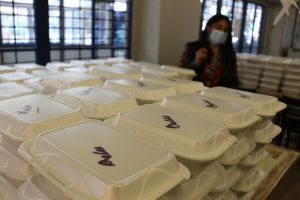 Gastronómicos de Puerto Montt y municipio continuarán entregando colaciones en la comuna