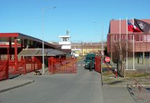 Entre la vida y la muerte de debate un interno de la cárcel de Puerto Montt que fue atacado por otros reclusos