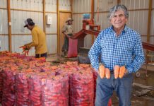 Pequeños agricultores podrán abastecer con alimentos a centros penitenciarios del país, luego de firma de Convenio entre INDAP y Gendarmería.