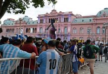 Tras una noche de vigilia: Casa Rosada recibe a cientos de personas en velorio de Diego Maradona
