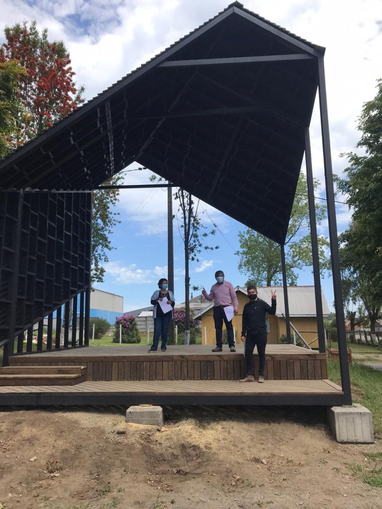 Statkraft entregó a dirigentes de la comunidad la primera obra de mejora en plaza de Pilmaiquén