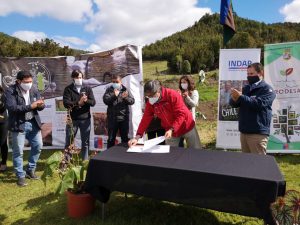 Pequeños agricultores firman acuerdo para alimentar a trabajadores de plantas salmoneras
