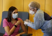 Más de 4.000 funcionarios de la salud han recibido vacuna contra el coronavirus en Chile
