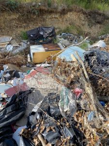 Basural en la ruta U-55 preocupa a vecinos de Osorno: Manifiestan que se ha convertido en un vertedero