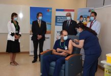 Comenzó proceso de vacunación contra covid-19 para funcionarios UCI de los hospitales y clínicas de la región de Los Lagos