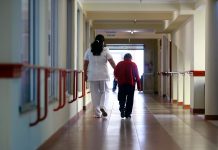 Fundación Las Rosas invita a contratar Seguro Automotriz en la institución y apoyar a adultos mayores de la región