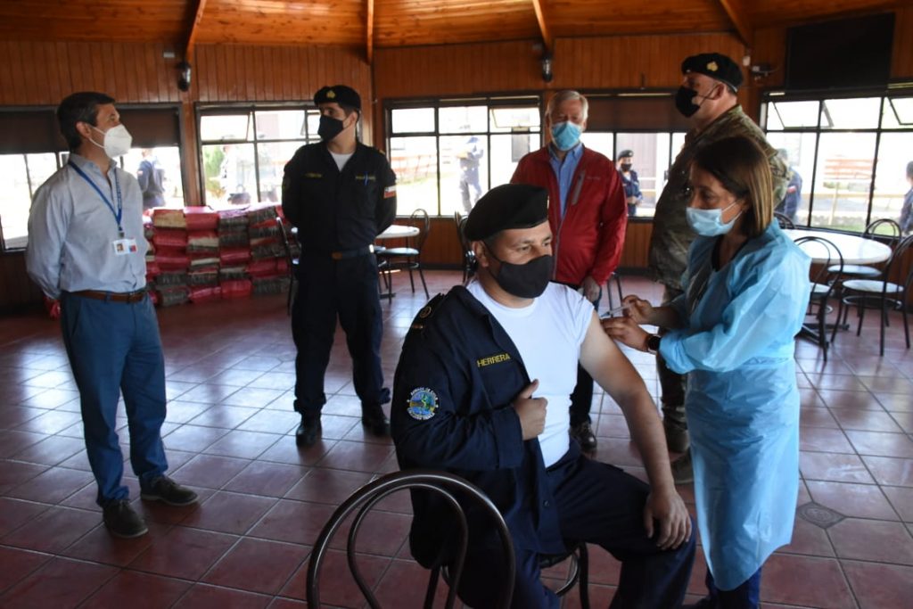 Quinta Zona Naval inició en Puerto Montt vacunación de funcionarios de la Armada