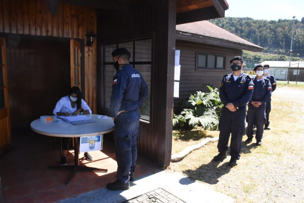 Quinta Zona Naval inició en Puerto Montt vacunación de funcionarios de la Armada