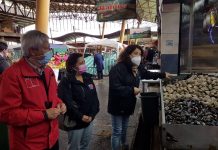 Autoridades llegaron a la Feria Rahue para fiscalizar la venta de pescados y mariscos