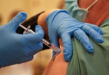 Funcionarios de la salud redoblan esfuerzos en medio de una doble campaña de vacunación