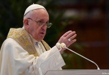 El Papa pide compartir vacunas con los países pobres en una pascua marcada por la pademia
