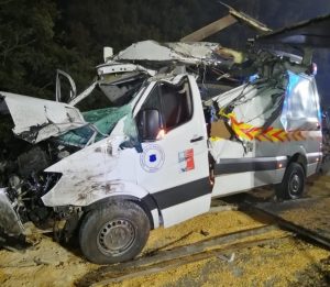 Camión vuelca en Ruta 5 Sur e impacta a ambulancia: 6 lesionados