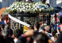 Miles de personas salieron a las calles de Arauco para dar el último adiós a Tomás Bravo