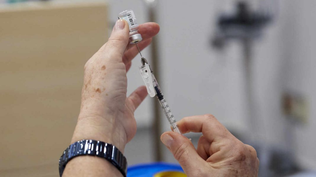 Los sanitarios del Hospital Valdecilla (Santander) reciben la segunda dosis de la vacuna contra el COVID-19