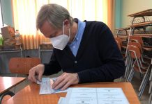 José Antonio Kast llegó a cumplir su labor de vocal de mesa en Buin