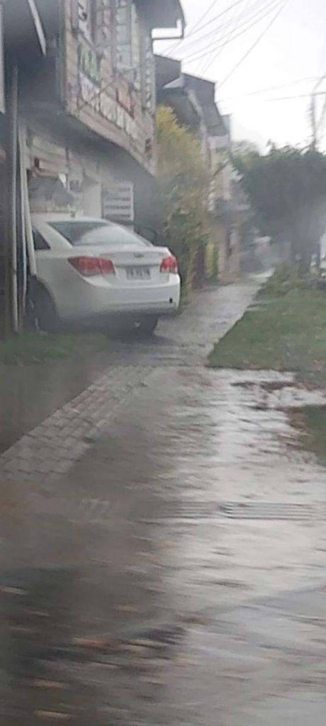 Accidente de tránsito deja varios lesionados y un vehículo incrustado en vivienda en Osorno